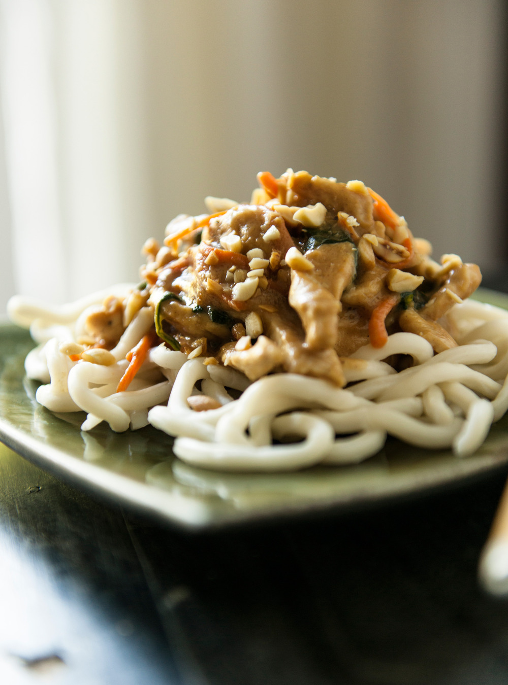 Poulet aux arachides et aux épinards
