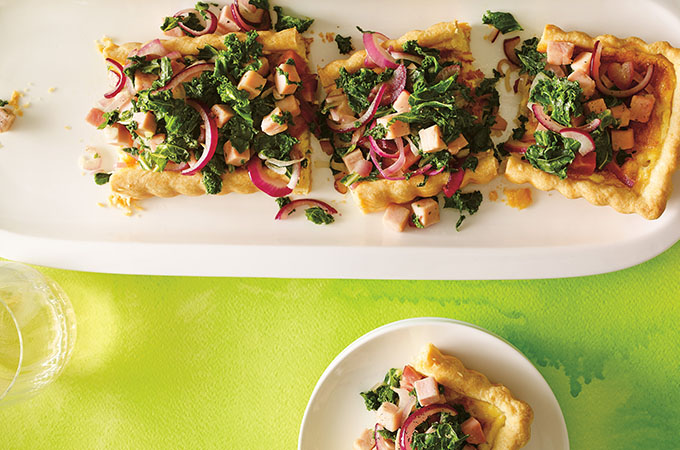 Quiche à l'oignon, au jambon blanc et au kale