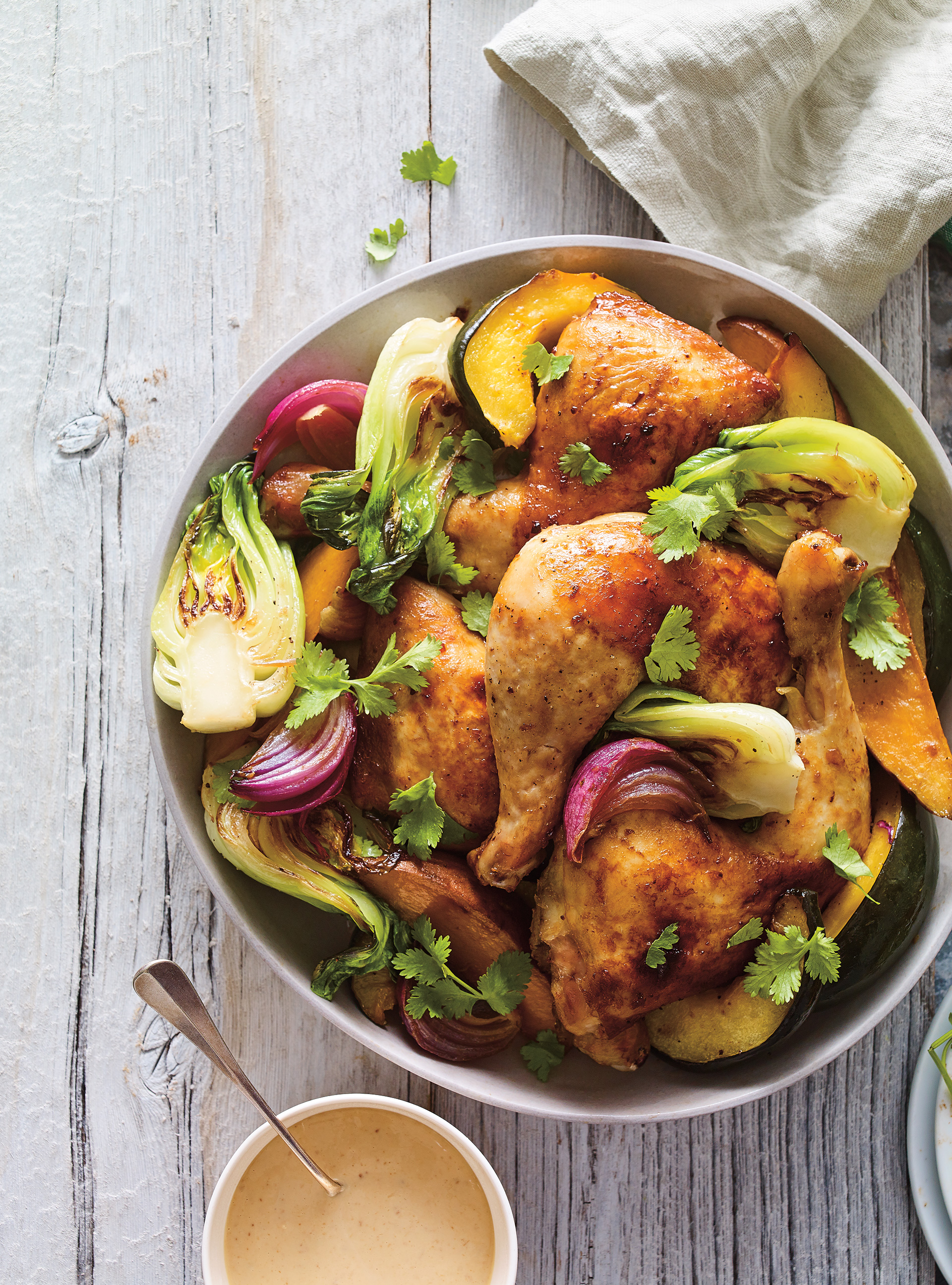 Poulet et bok choy rôtis, sauce à l’ail confit