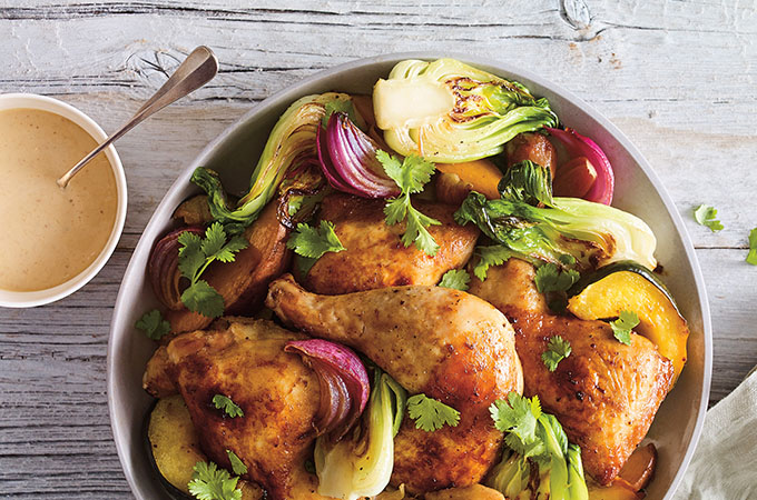 Poulet et bok choy rôtis, sauce à l’ail confit