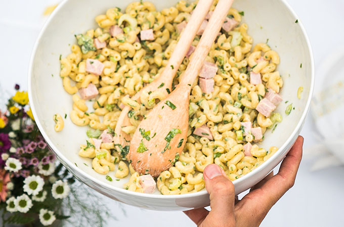 Salade de macaronis froids jambon-moutarde