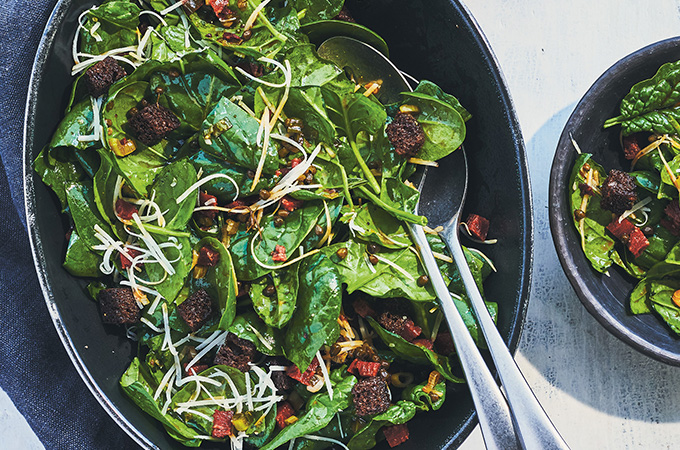 Salade d’épinards, vinaigrette tiède aux oignons verts